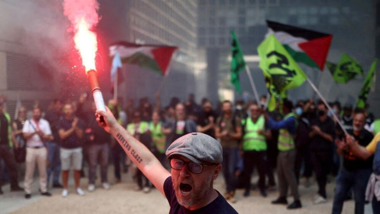Fransa’da protestolar sürüyor! Göstericiler Paris’te Ekonomi Bakanlığı binasına girdi