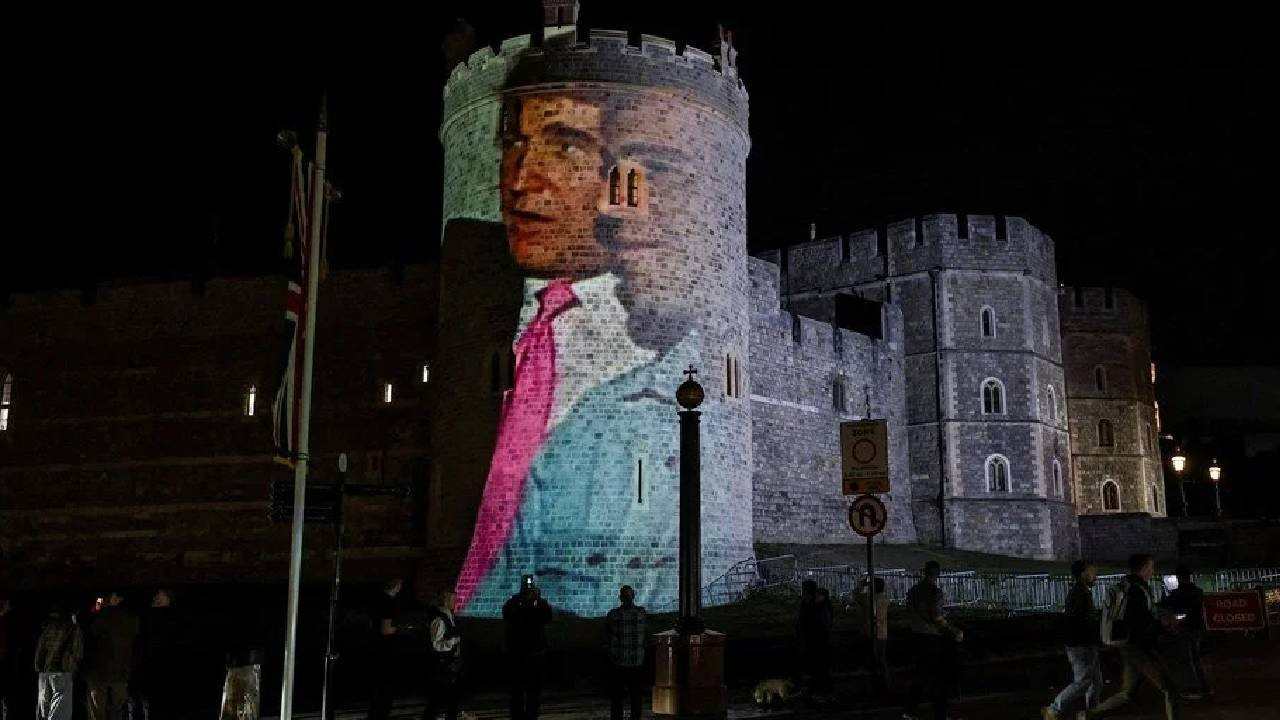 Trump’ın İngiltere ziyareti olaylı başladı! Epstein ile görüntüleri Windsor Kalesi’ne yansıtıldı: 4 kişi tutuklandı (Video)